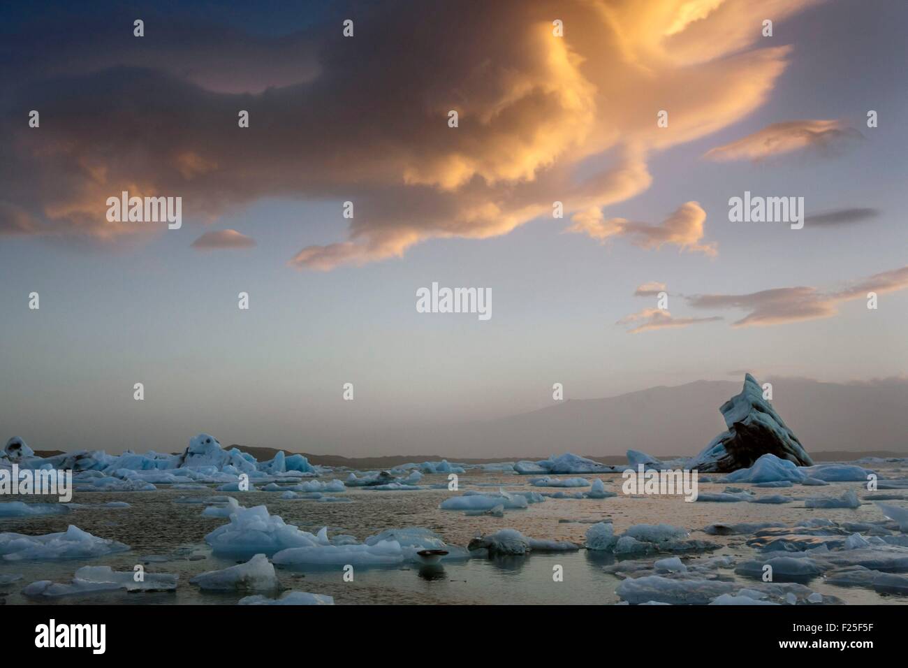 Island, Jökulsárlón, Sonnenuntergang auf den Eisbergen der Gletscherlagune Jökulsárlón Stockfoto