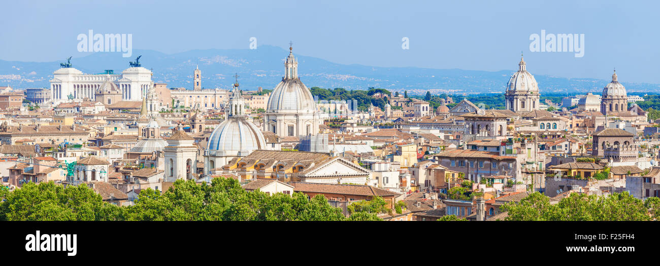 Rom Panorama von Kirchen und Kuppeln der Skyline Roms, Victor Emmanuel II Monument in der Ferne Rom Italien roma EU Europa Stockfoto