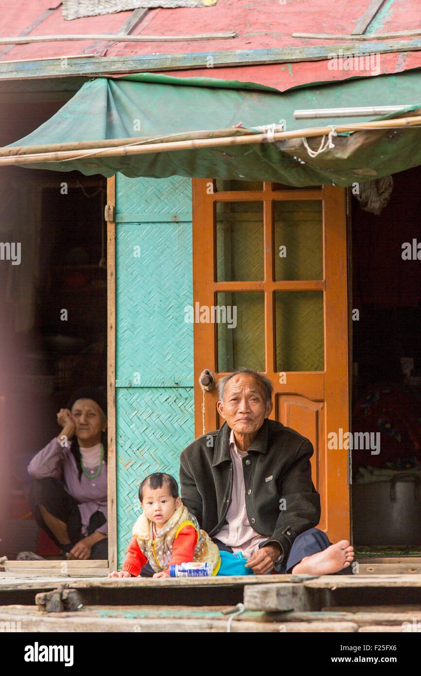 Vietnam, Quanh Ninh Provinz, Halong-Bucht, Dorf, von der UNESCO als Welterbe gelistet Stockfoto