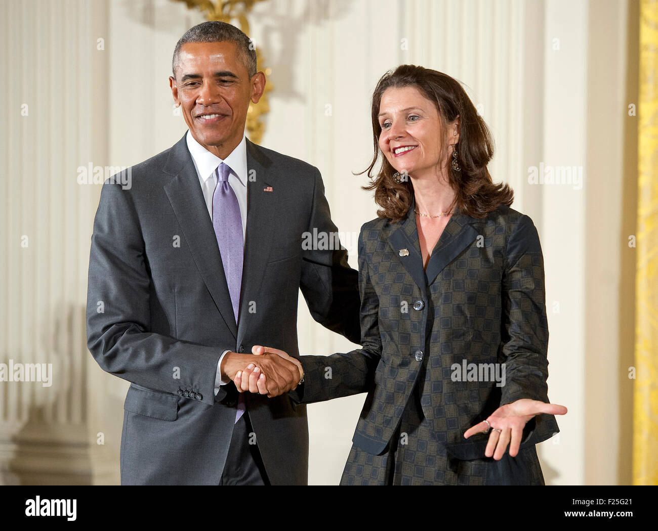 Washington DC, USA. 10. Sep, 2015. US-Präsident Barack Obama stellt die National Humanities Medal, Clemente Course In The Humanities von Annandale-On-Hudson, New York, und ist akademischer Direktor Marina van Zuylen während einer Zeremonie im East Room des weißen Hauses in Washington, DC am Donnerstag, 10. September 2015 erhalten. Bildnachweis: Ron Sachs/CNP (Einschränkung: NO New York oder New Jersey Zeitungen oder Zeitschriften in einem Umkreis von 75 Meilen von New York City) - NO WIRE SERVICE - Credit: Dpa picture-Alliance/Alamy Live News Stockfoto