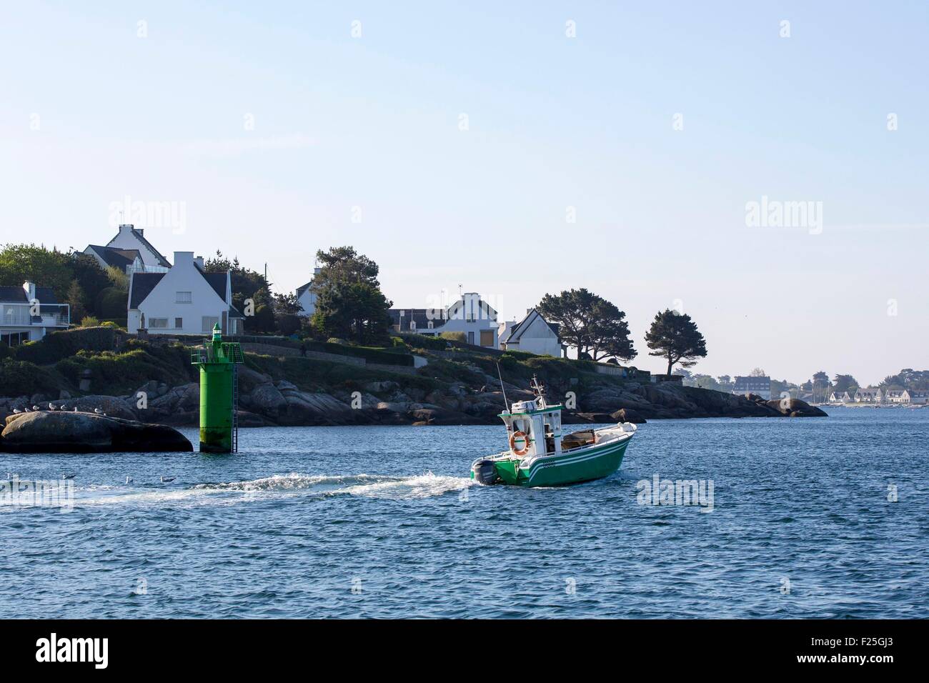 Frankreich, Finistere, Concarneau, einem kleinen Fischerboot Auslaufen aus dem Hafen Stockfoto