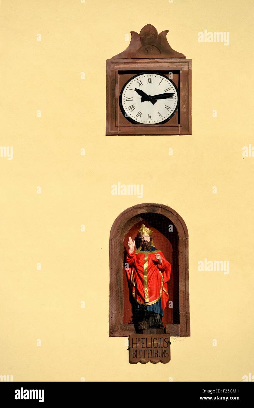 Frankreich, Saint-Eloi, Lauw, Haut Rhin Kirche datiert 19. Jahrhundert, Glockenturm, Statue des Heiligen, Uhr Stockfoto