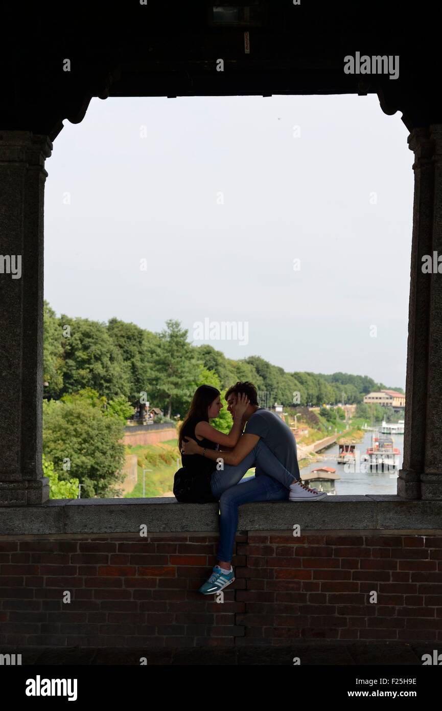 Italien, Lombardei, Pavia, die alte überdachte Brücke am Fluss Ticino, Liebhaber Stockfoto