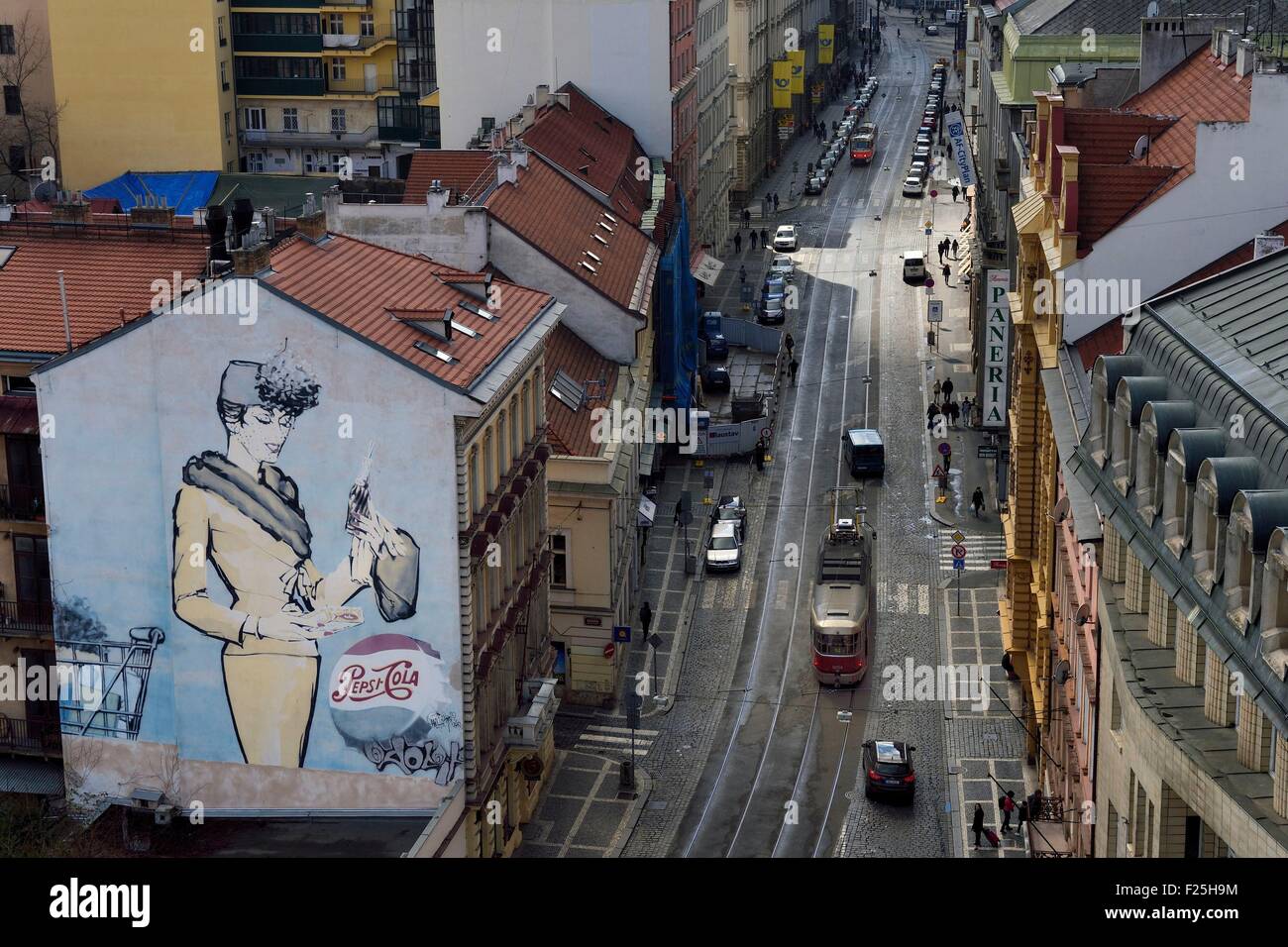 Tschechien, Prag, Nove Mesto, riesige Pepsi-Cola-Werbung auf einem Wandgemälde in der Straße Jindrisska Stockfoto