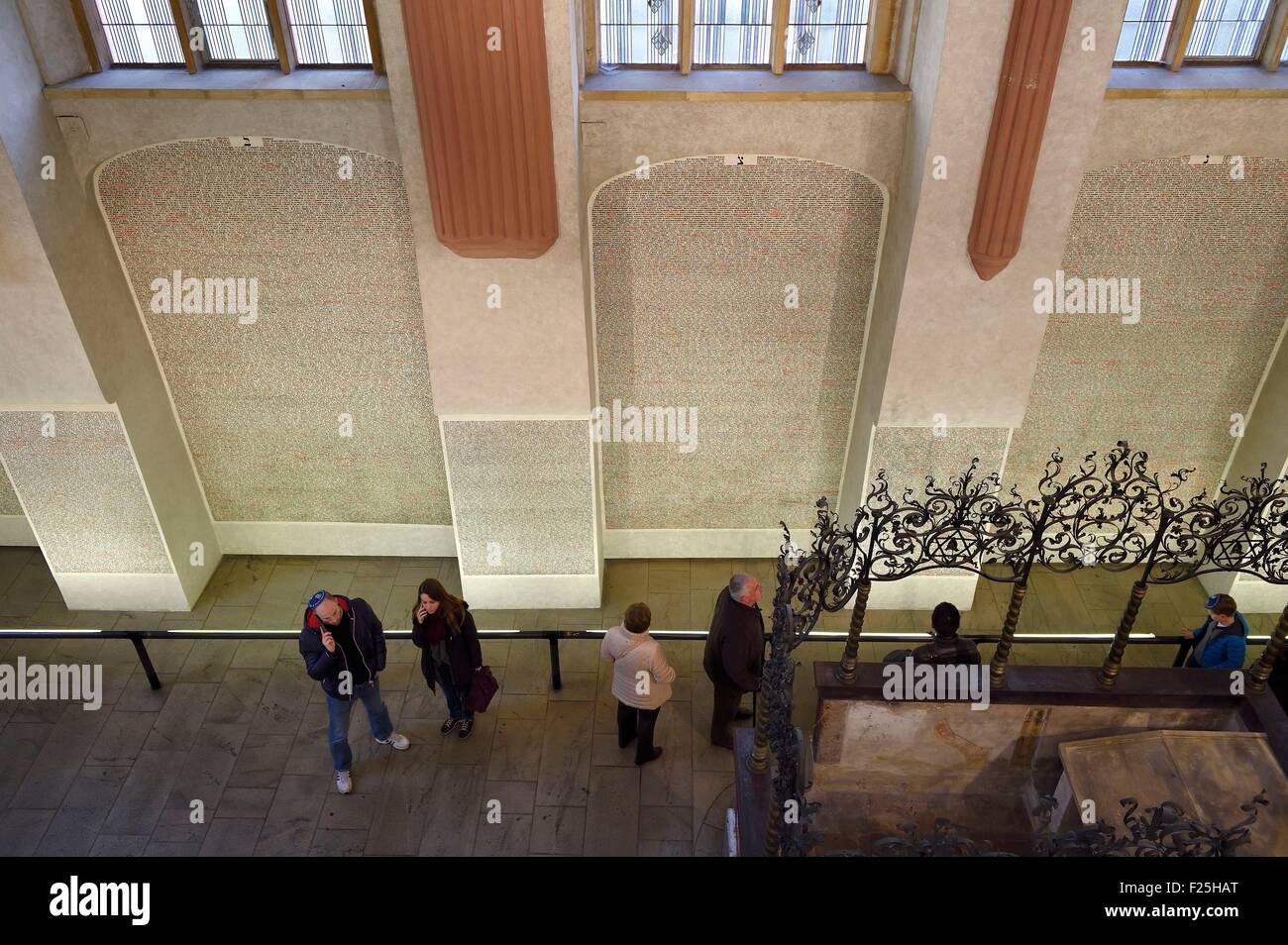 Tschechien, Prag, historische Zentrum eingetragen als Weltkulturerbe der UNESCO, jüdische Viertel Josefov, Pinkas-Synagoge, Wand der Namen, Denkmal für die 80000 jüdischen Opfer des Holocaust aus Böhmen und Mähren Stockfoto