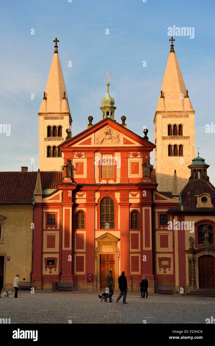 Tschechien, Prag, Hradschin (Burgviertel), romanische Türme und barocken Faτade der Basilika St. George Stockfoto
