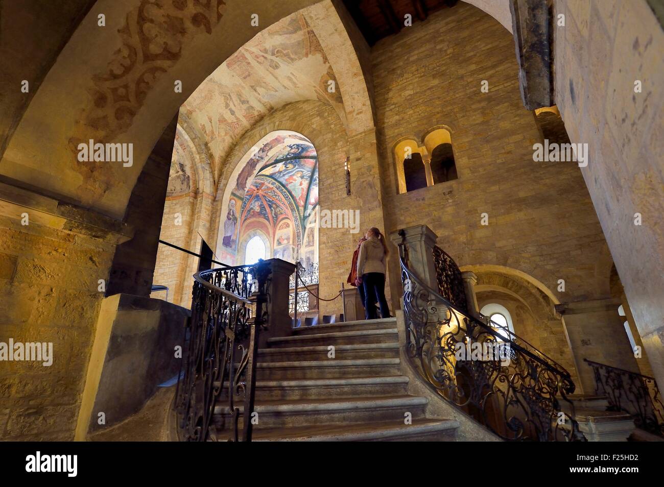 Tschechien, Prag, Hradschin (Burgviertel), Königsschloss, Basilika von St. George und der Kapelle, wo St Ludmila im Hintergrund ruht Stockfoto