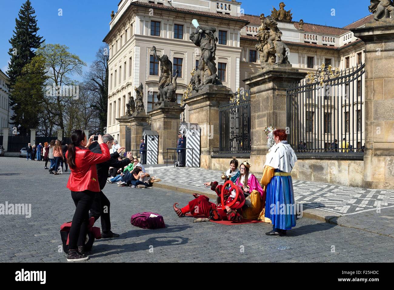 Tschechien, Prag, Hradschin (Burgviertel), die Königsburg Haupteingang, Touristen fotografieren im Kostüm Stockfoto