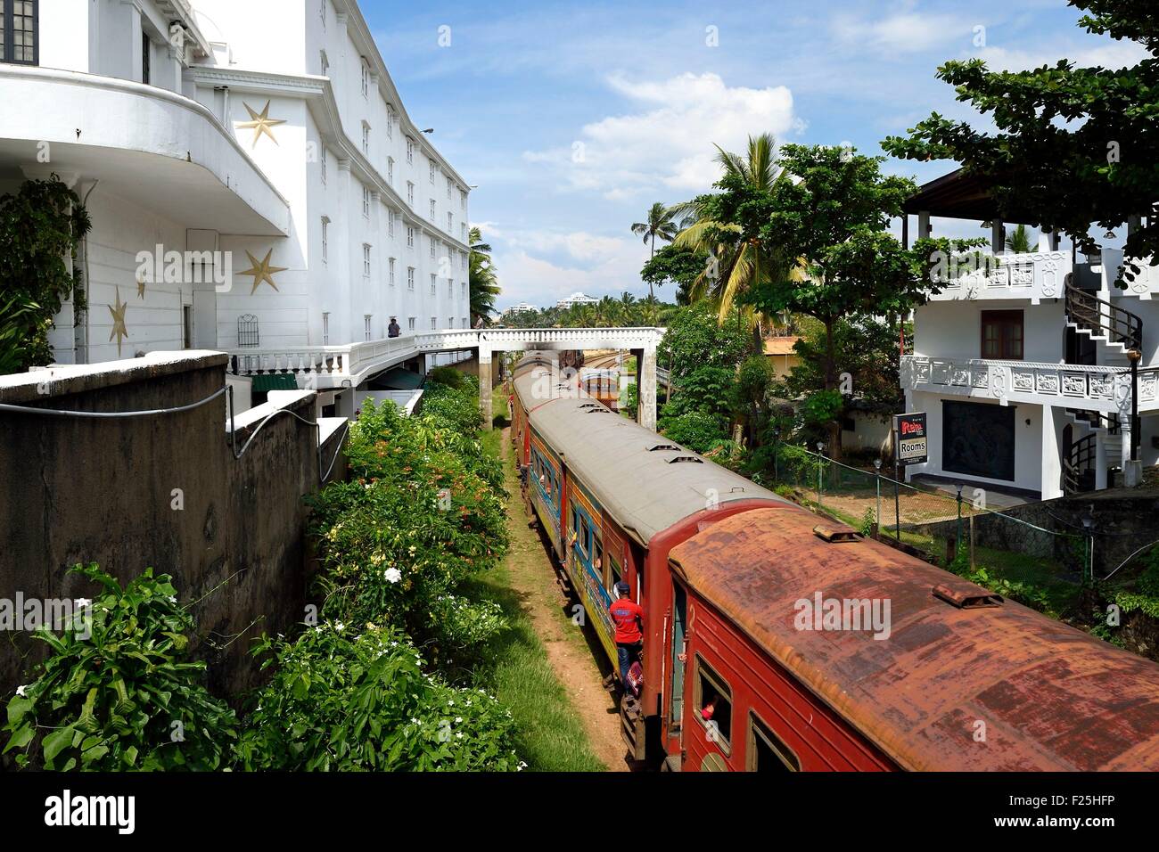 Western Province, Distrikt Colombo, Colombo, Sri Lanka, die Galle Zug vorbei vor dem Mount Lavinia Hotel Stockfoto