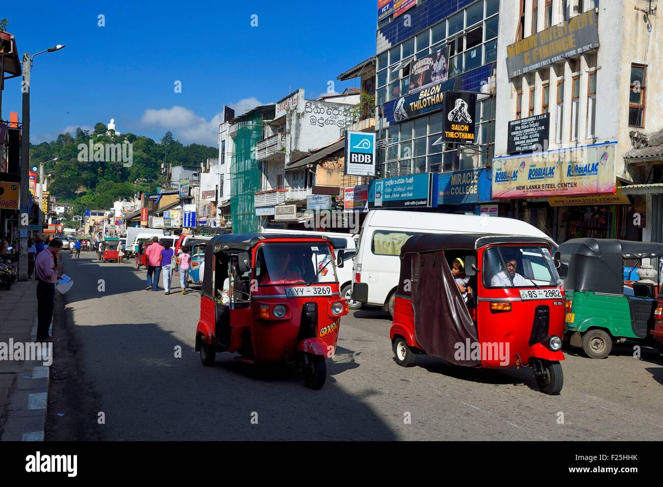 Sri Lanka, Zentrum der Provinz, Kandy, Tuk-Tuk Rikscha im Stau des Stadtzentrums Stockfoto