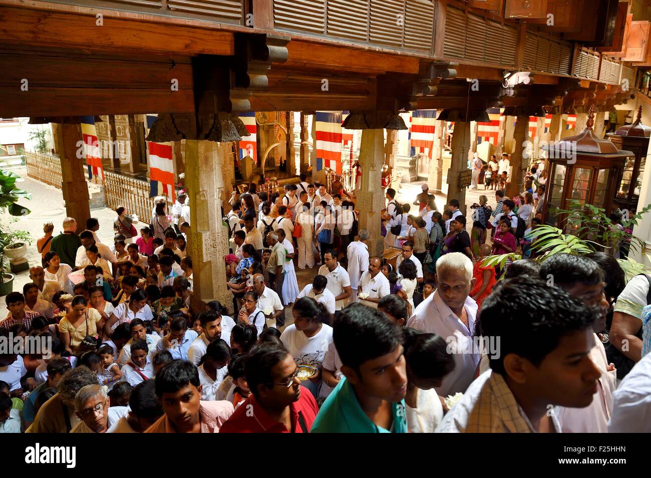 Sri Lanka kommt Provinz, Kandy, Tempel des Buddha Tooth (Sri Dalada Maligawa), der Menge der Pilger zu sehen, die Dogoba mit der Reliquie des Zahnes Stockfoto