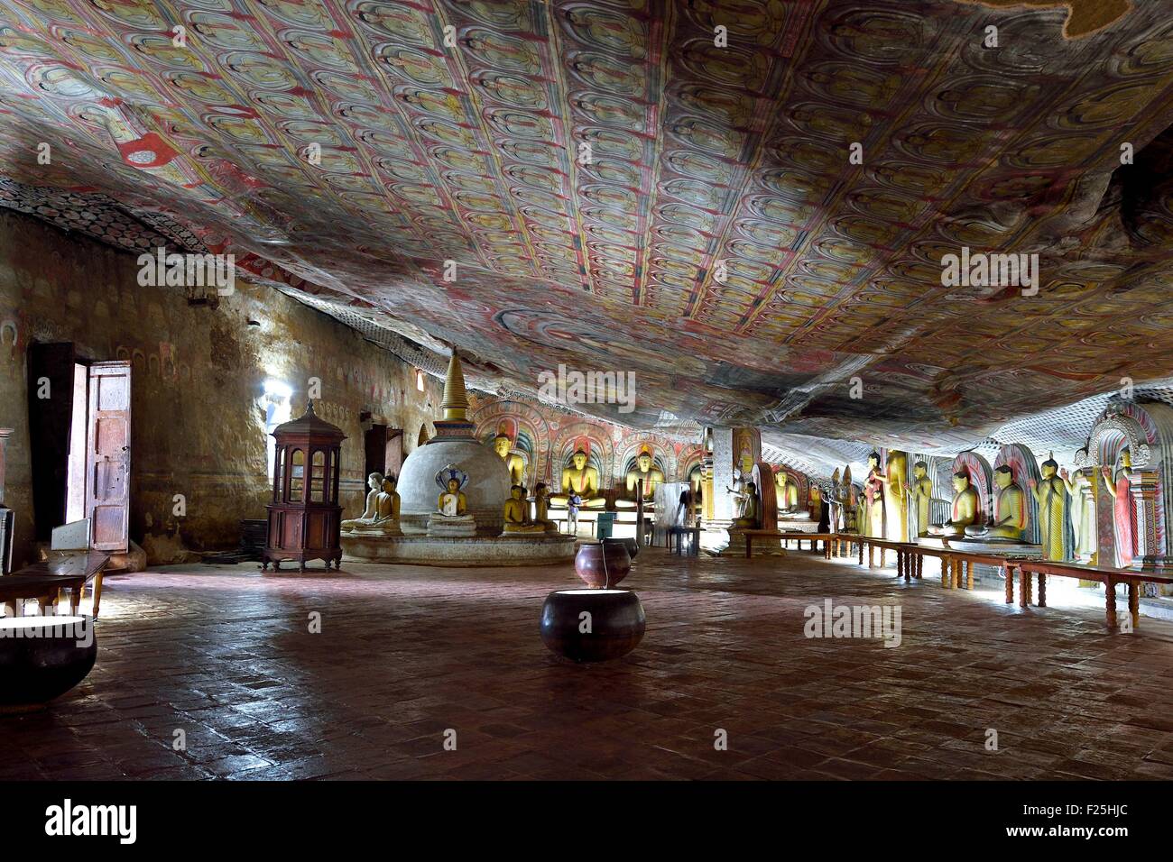 Central Province, Matale-Distrikt, Dambulla, Sri Lanka, Royal Rock Temple auch genannt Ran Giri (Goldener Felsen) von der UNESCO als Welterbe gelistet, Höhle 2 Maharaja Viharaya ist die größte Stockfoto