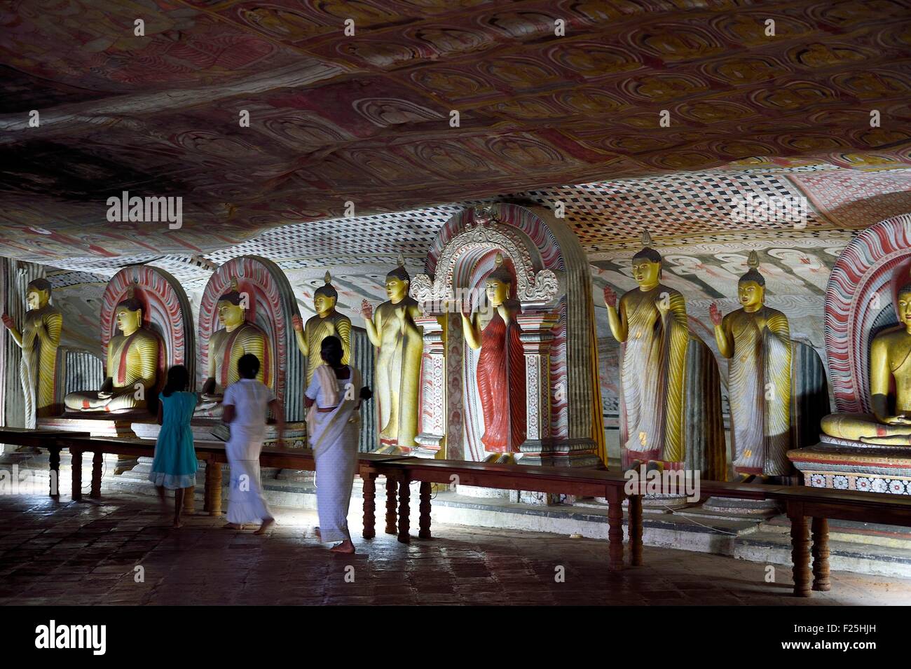 Central Province, Matale-Distrikt, Dambulla, Sri Lanka, Royal Rock Temple auch genannt Ran Giri (Goldener Felsen) von der UNESCO als Welterbe gelistet, Höhle 2 Maharaja Viharaya ist die größte Stockfoto