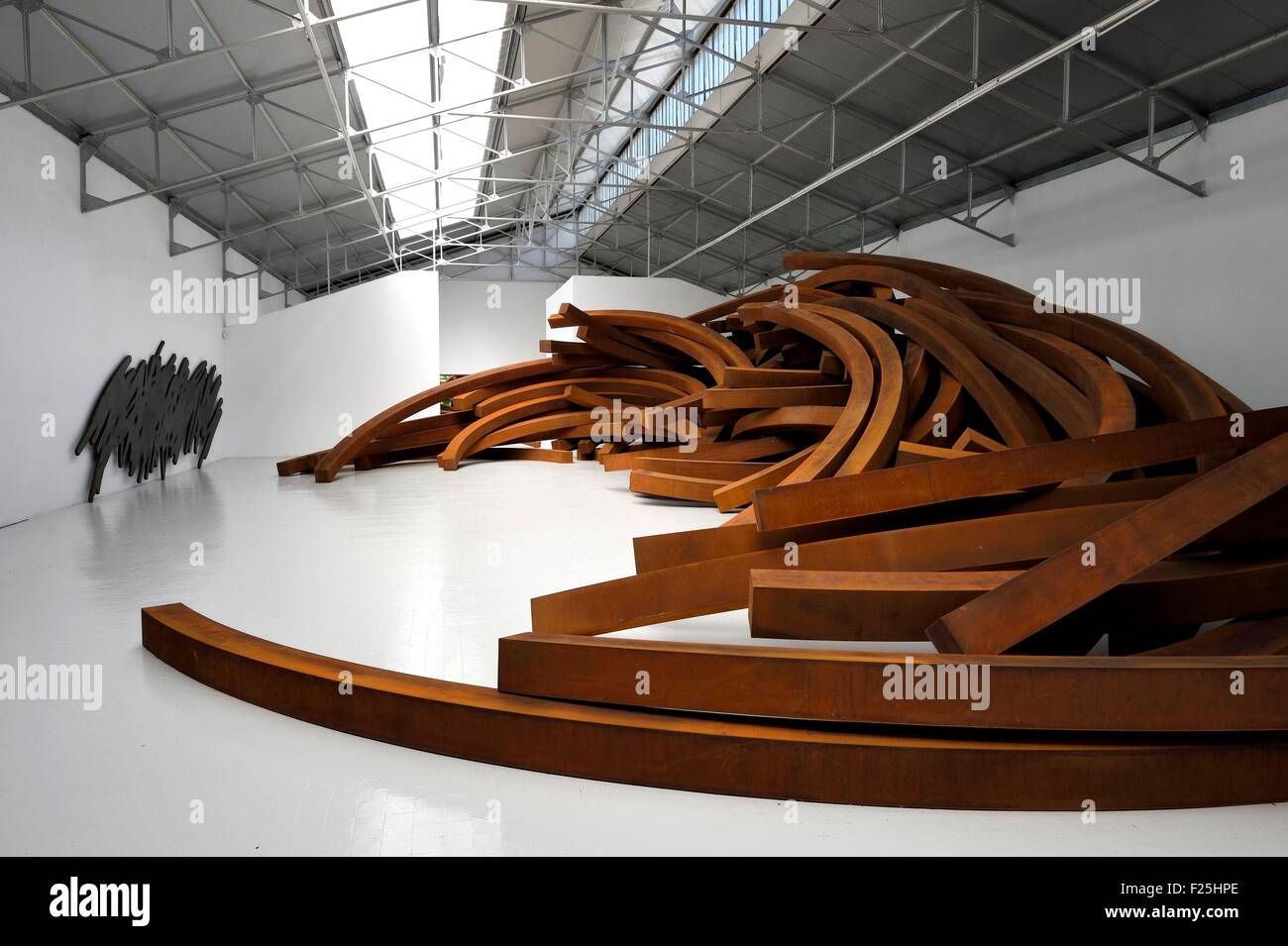 Frankreich, Var, Le Muy, Fondation Bernar Venet, Zusammenbruch (2014), ein monumentales Werk von 200 Tonnen Stahl in der ehemaligen Fabrik umgewandelt zu einer Ausstellungshalle Stockfoto