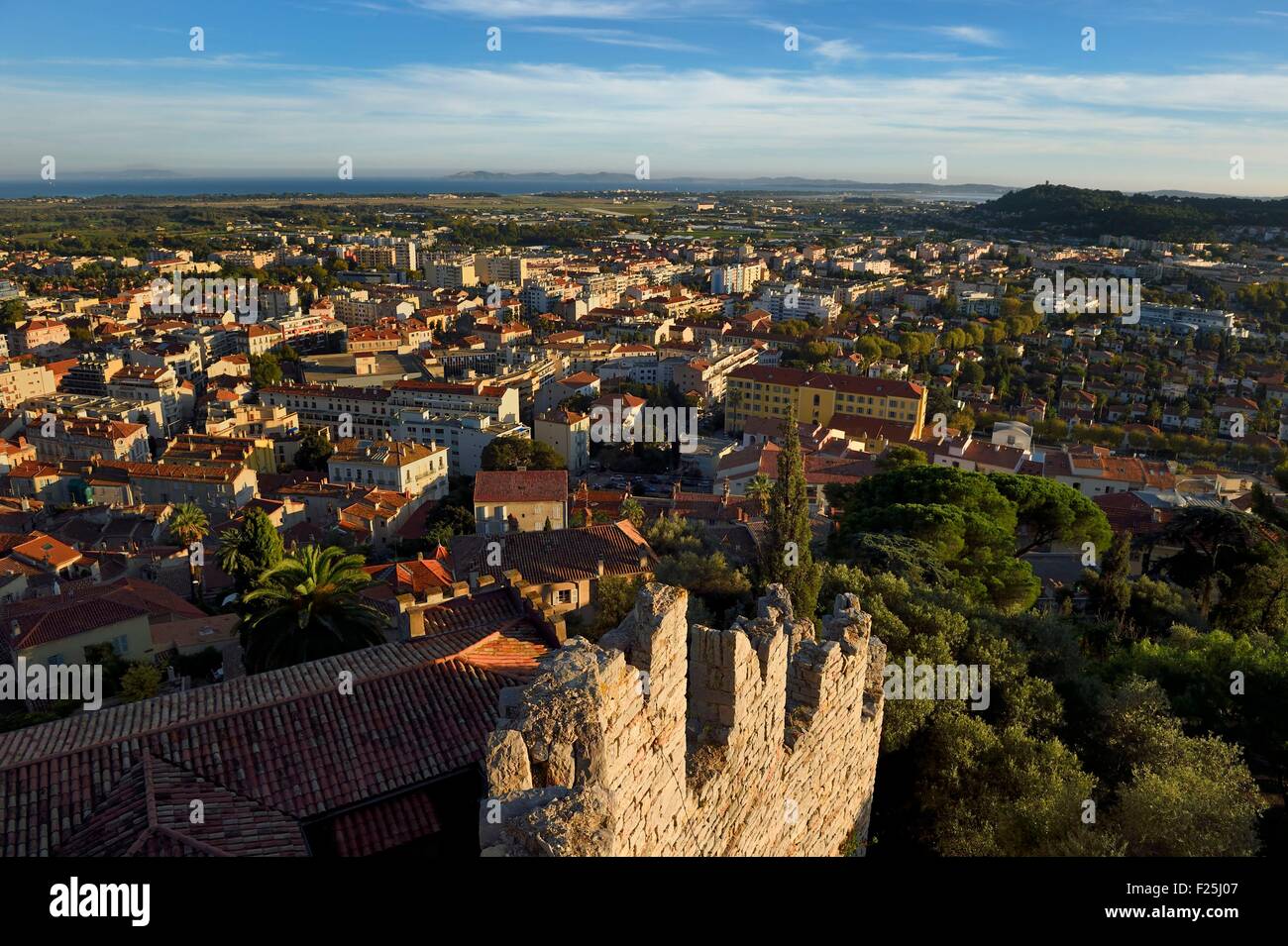 Frankreich, Var, Hyeres, Blick von den hängenden Gärten des Castel St. Clair über die Stadt und die HyΦres Inseln im Hintergrund Stockfoto