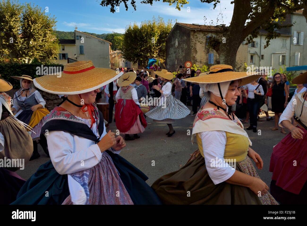 Frankreich, Var, Massif des Maures, CollobriΦres, Gruppe von traditionellen provenzalischen Tänzer und Musiker bei den Kastanien festivals Stockfoto