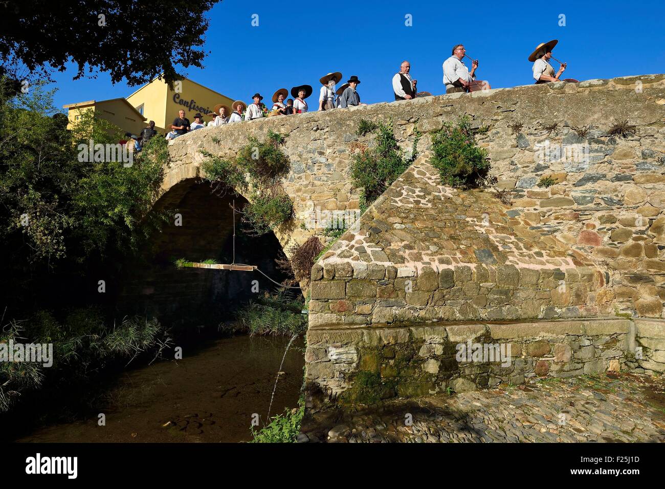 Frankreich, Gruppe von traditionellen provenzalischen Tänzer und Musiker bei den Kastanien Festivals, vorbei an der Brücke aus dem 12. Jahrhundert über den realen Collobrier Fluss Var, Massif des Maures, CollobriΦres Stockfoto