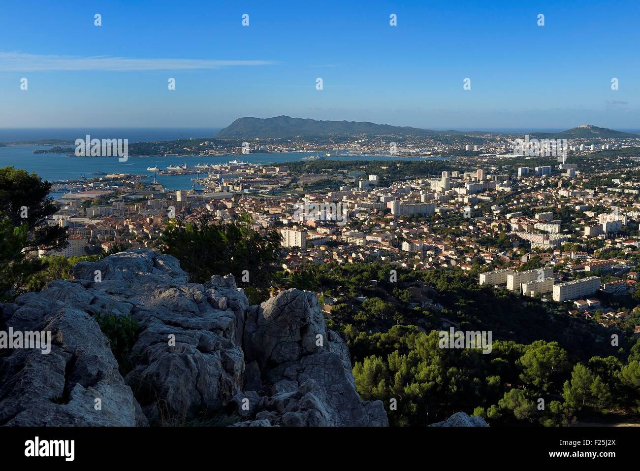 Frankreich, Var, Toulon, Rade (Reede) aus Berg Faron, der Halbinsel von Saint Mandrier und Cape Sicie im Hintergrund Stockfoto