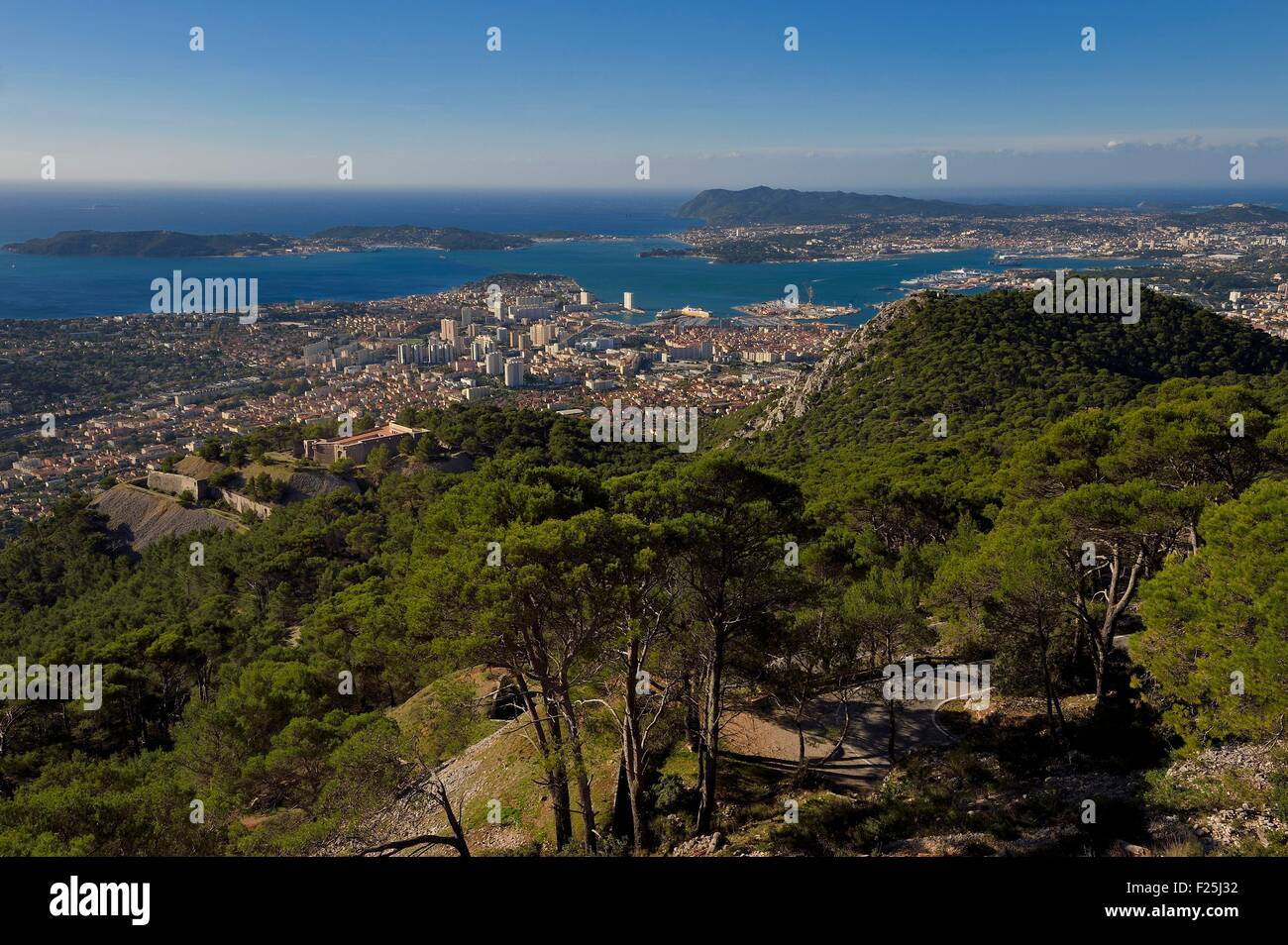 Frankreich, Var, Toulon, Rade (Reede) von Berg Faron, Fort Faron im Vordergrund links, der Halbinsel von Saint Mandrier und Cape Sicie im Hintergrund Stockfoto