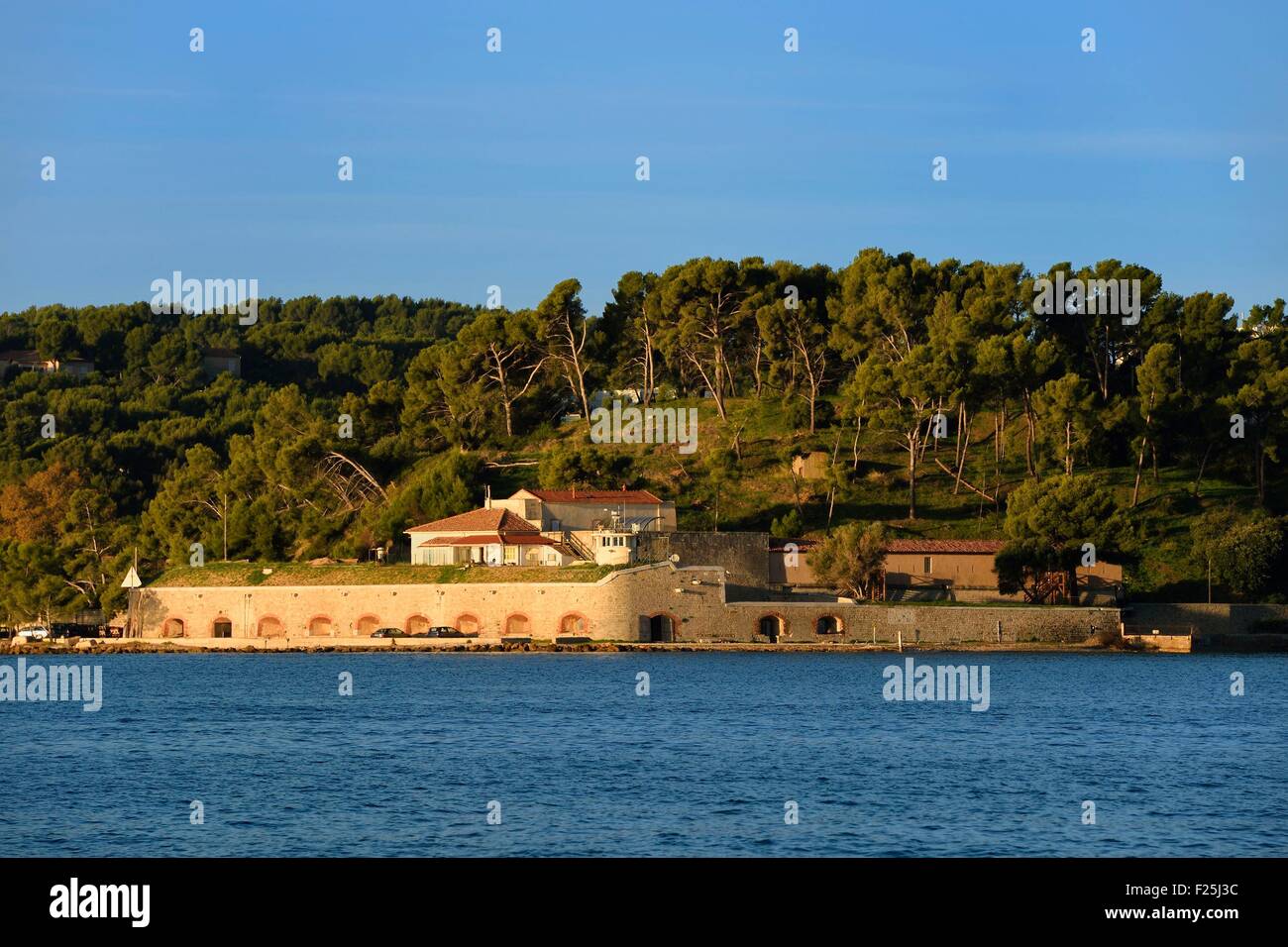 Frankreich, Var, Rade (Reede) von Toulon, La Seyne-sur-Mer, Fort de l'Eguillette an der Corniche Bonaparte Stockfoto