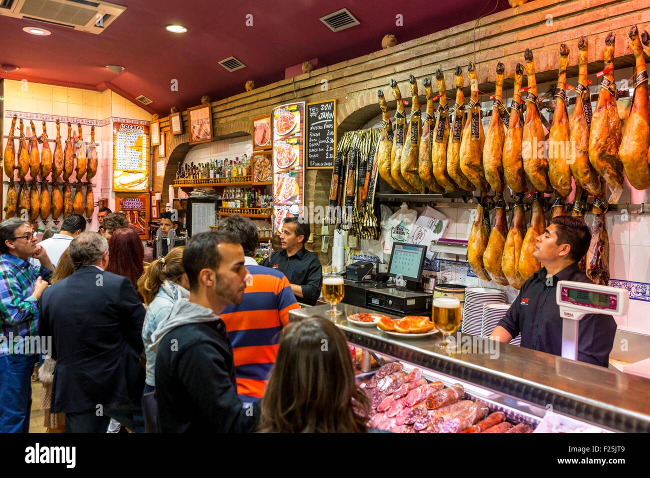 Spanien, Madrid, La Latina Viertel Tapas-Bar und Schinken hängen Stockfoto