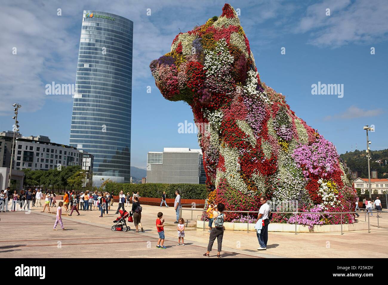 Biskaya, Baskenland, Spanien, Bilbao Guggenheim Museum Vorplatz, Riesen Hund Welpe, Skulptur mehr als 12 Meter hoch von Jeff Koons und Iberdrola Tower im Hintergrund Stockfoto
