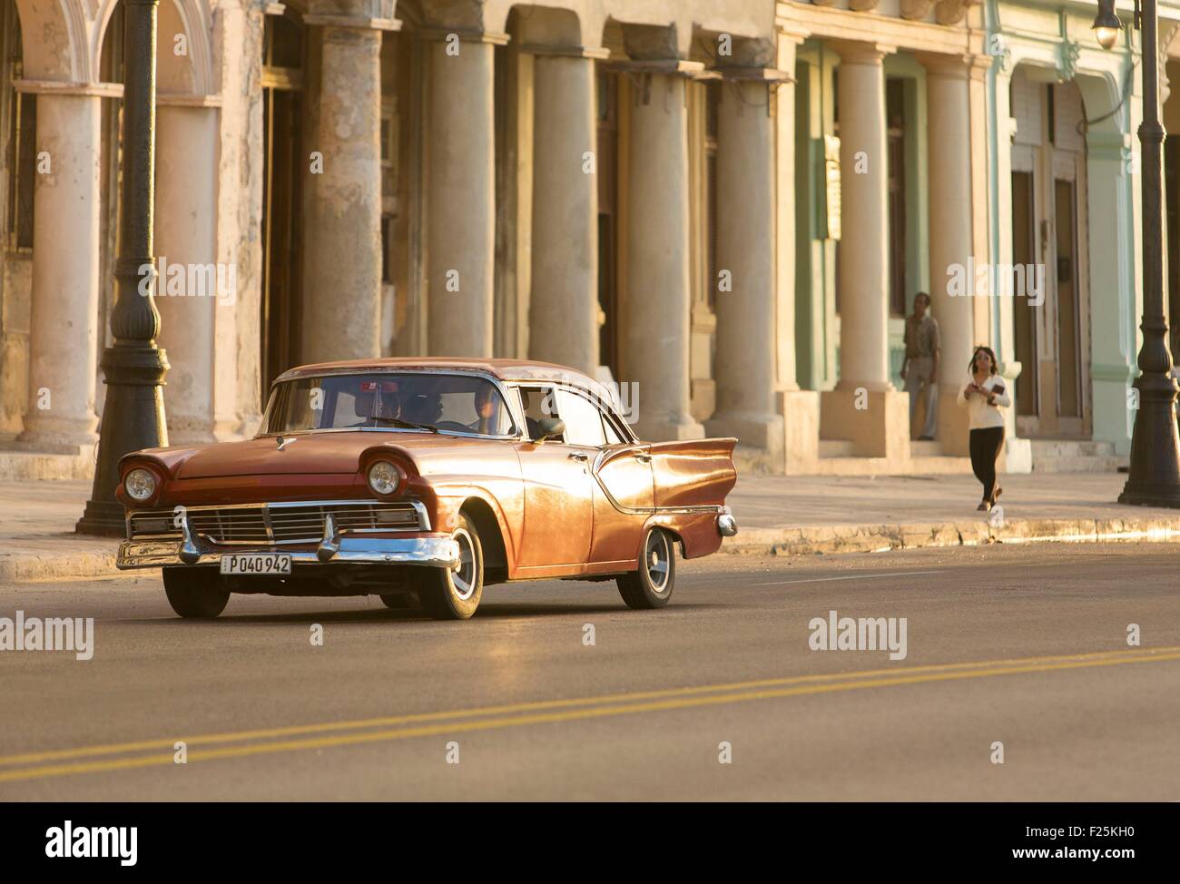 Kuba, Ciudad De La Habana Provinz, La Havanna, amerikanisches Auto am Malecon Stockfoto