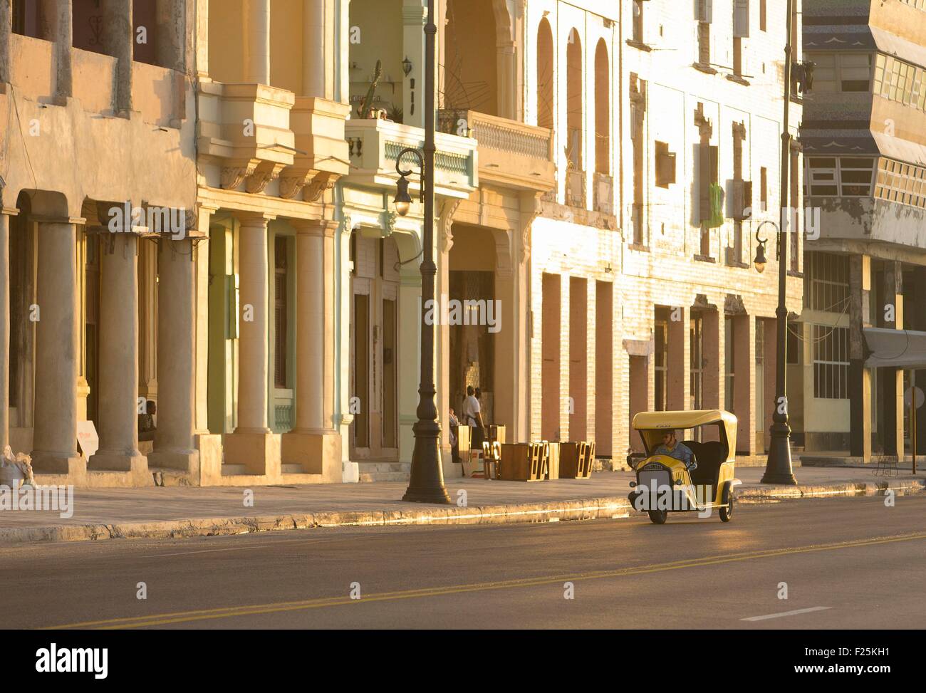 Kuba, Ciudad De La Habana Provinz, La Havanna, amerikanisches Auto am Malecon Stockfoto