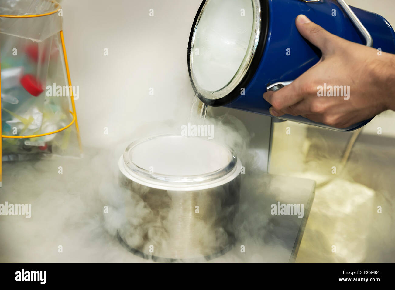 Person in einem Chemielabor arbeitet mit flüssigem Stickstoff Stockfoto