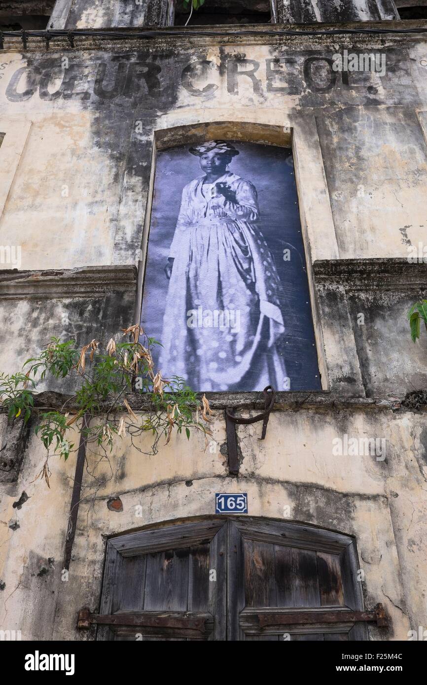 Frankreich, Martinique, Saint-Pierre, der Künstler Anabell Guerrero hat Porträts von Frauen, die Pierrotines an den Wänden der Stadt in Hommage an die Frauen von Saint-Pierre angezeigt Stockfoto