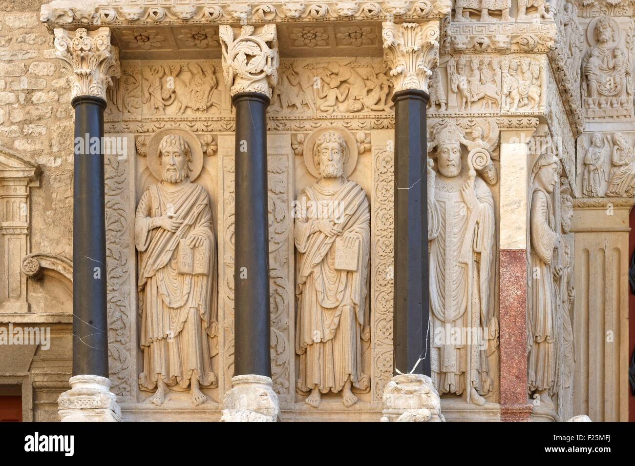 Frankreich, Bouches du Rhone, Arles, Place De La République, Kirche von