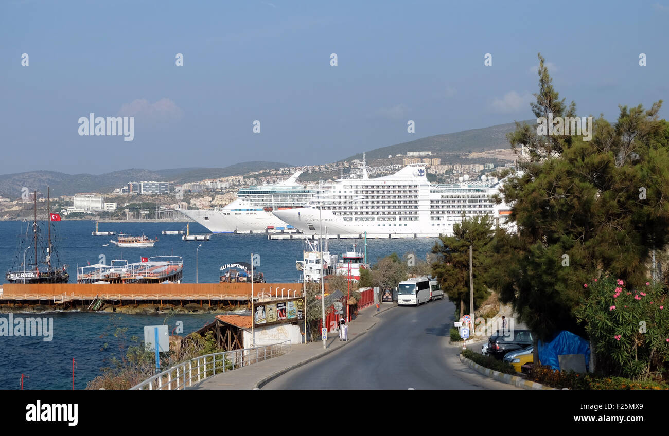 Kusadasi-Kreuzfahrtschiffe Stockfoto