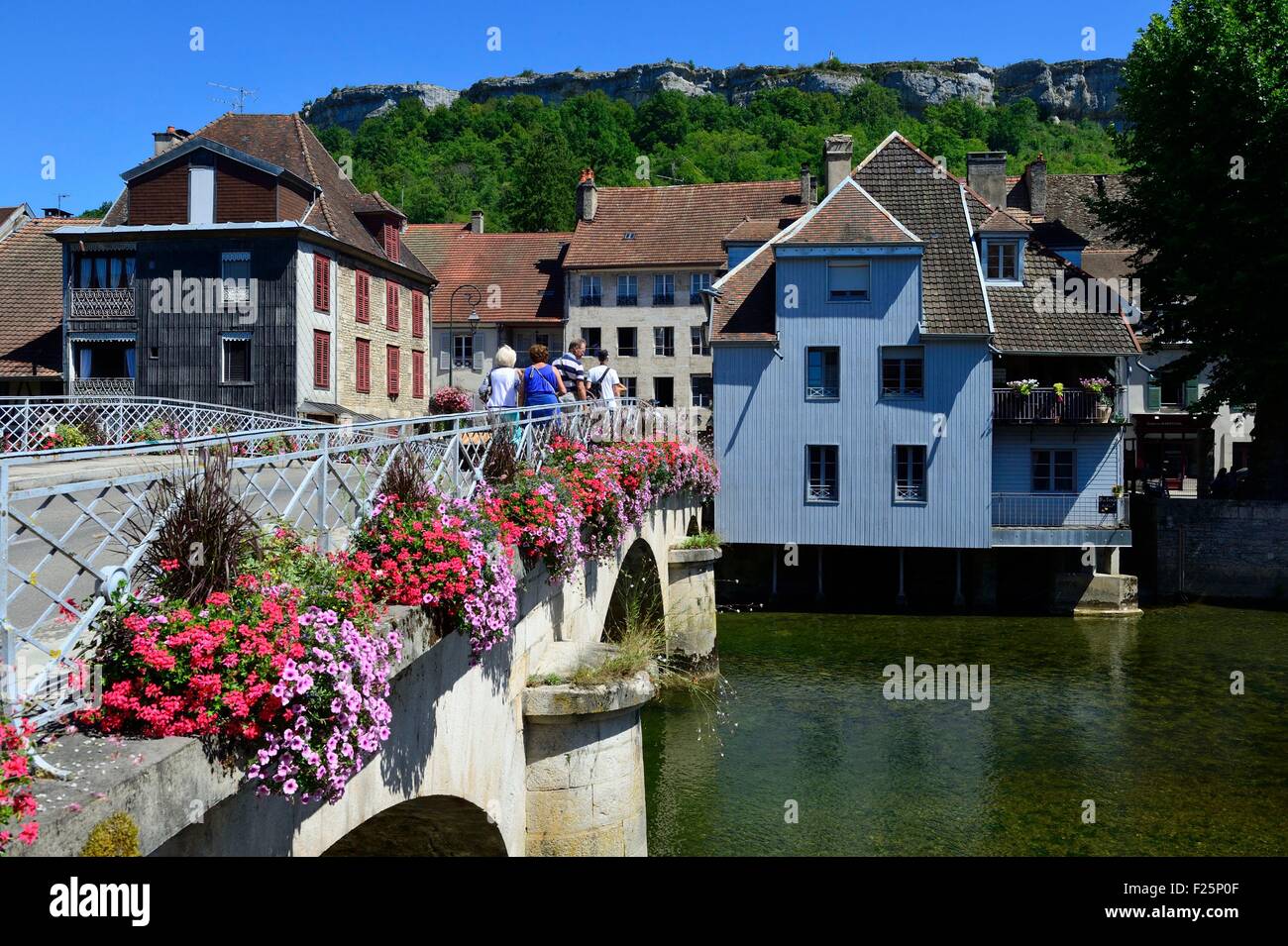 Frankreich, Doubs, Ornans, Loue Fluss überbrücken und Häuser auf Stelzen Stockfoto