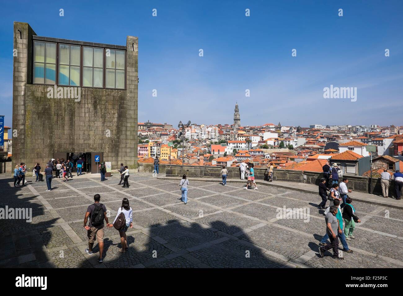 Portugal, Nord Region, Porto, Altstadt als Weltkulturerbe der UNESCO, Blick vom Domplatz, auf der linken Seite das Tourismusbüro untergebracht im ehemaligen Rathaus aufgeführt Stockfoto