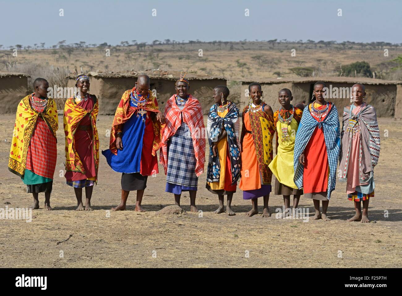 Kenia, Masai Mara Reserve, Massai Frauen eine traditionelle Begrüßung des Singens in einem Massai-Dorf Stockfoto