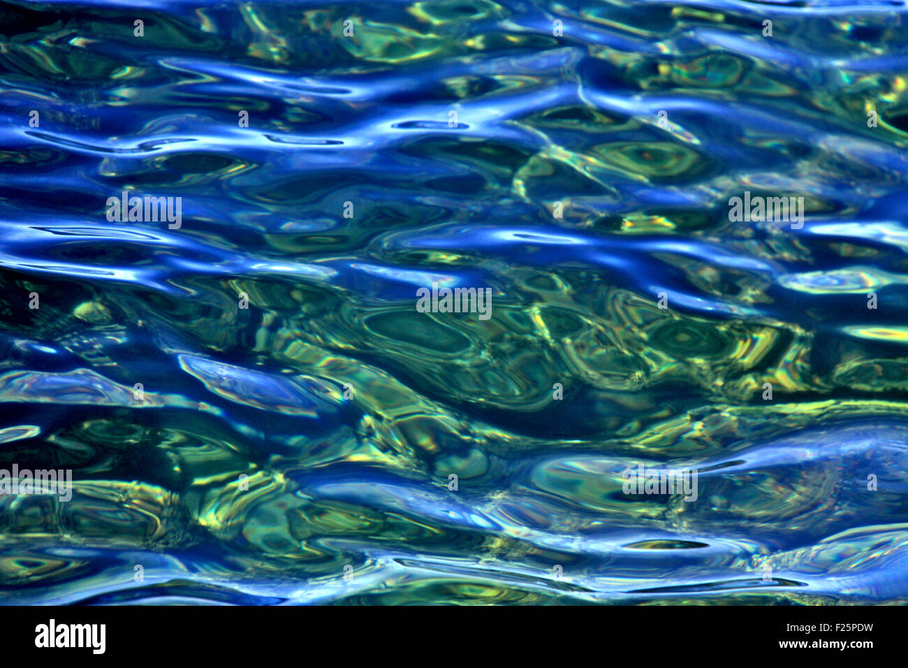 Natur Hintergrund; Sonnenlicht Reflexion über blaue und grüne Meer-Wasser-Oberfläche Stockfoto
