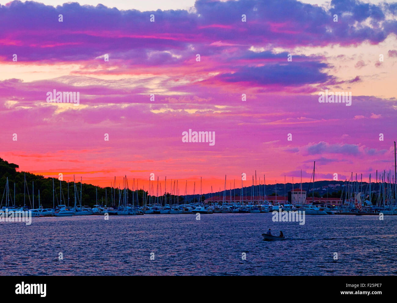 Abendrot und Aussicht vom Meer einen sicheren Hafen entlang der dalmatinischen Küste von Kroatien Stockfoto