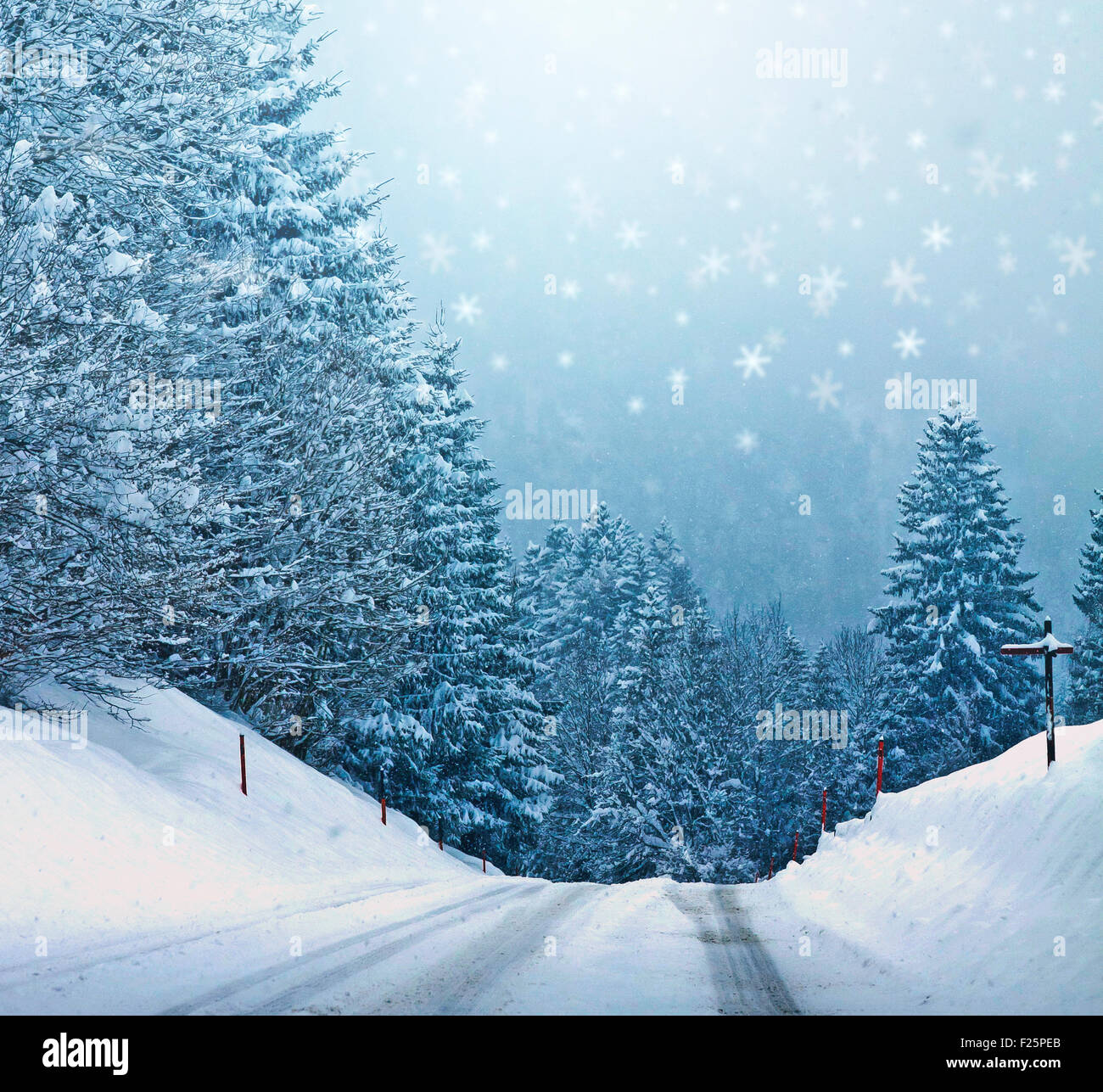 Urlaub und Scrapbook Hintergrund, weißen Märchenlandschaft und stilisierte Schneeflocken vom Himmel Stockfoto