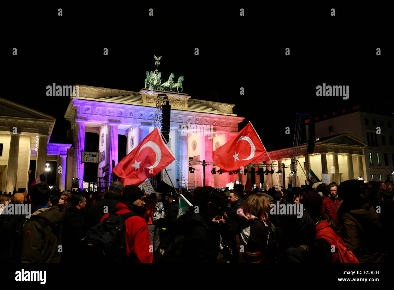 an Fahne Vor Brandenburger Tor - Mahnwache Muslimischer Verbaende Vor Dem Brandenburger Tor Nach Den Terroranschlaegen v Stockfoto
