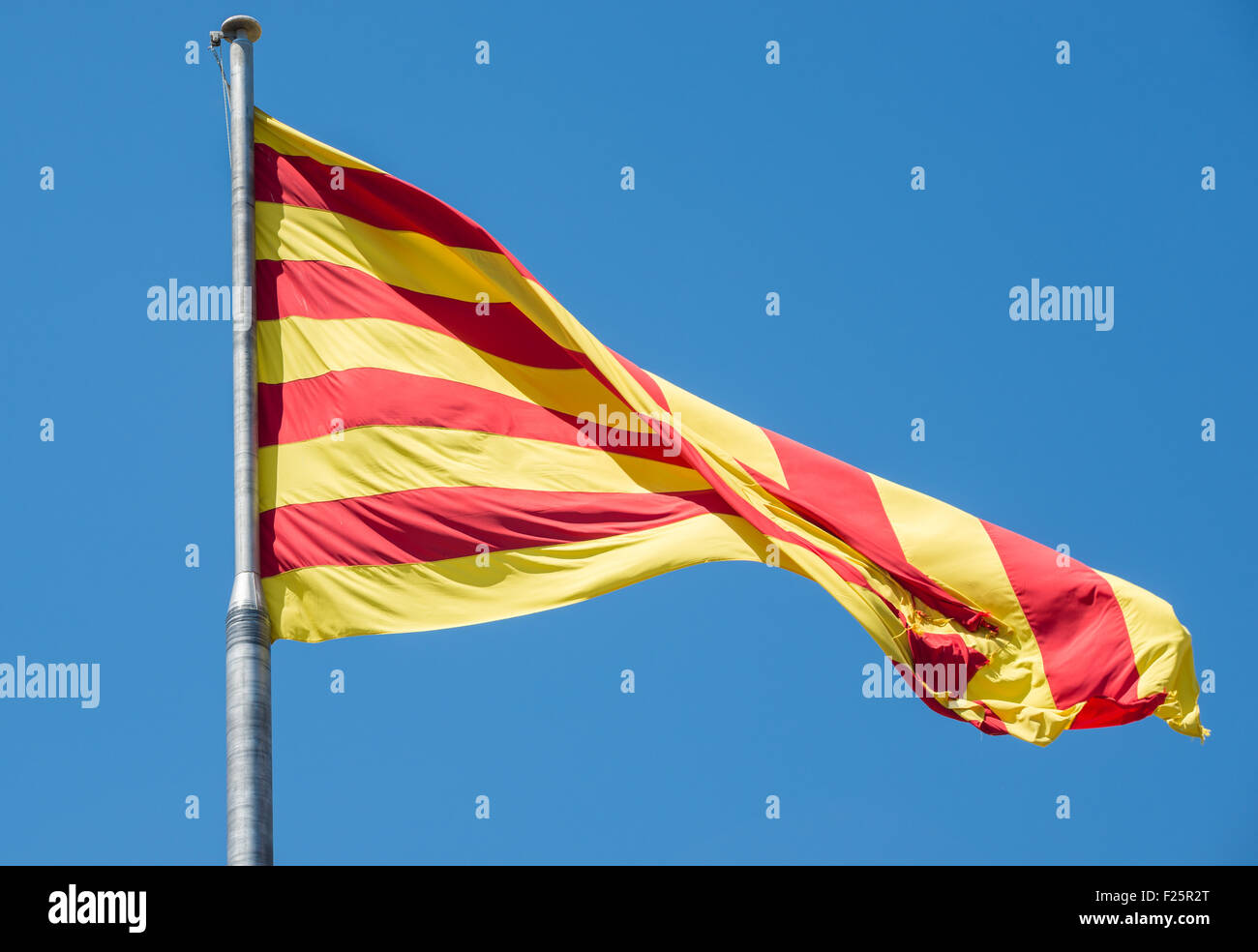 Katalanische Flagge in der alten Militärfestung Montjuic Burg (Castillo de Montjuich) auf jüdischen Berg in Barcelona, Spanien Stockfoto