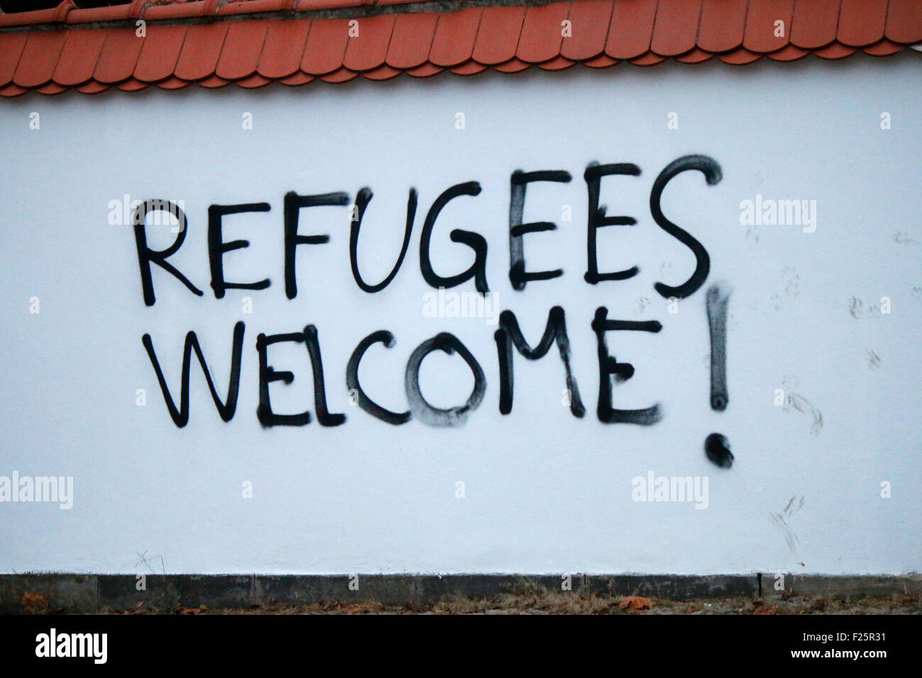 Politischer Slogan "Flüchtlinge willkommen!", Berlin. Stockfoto