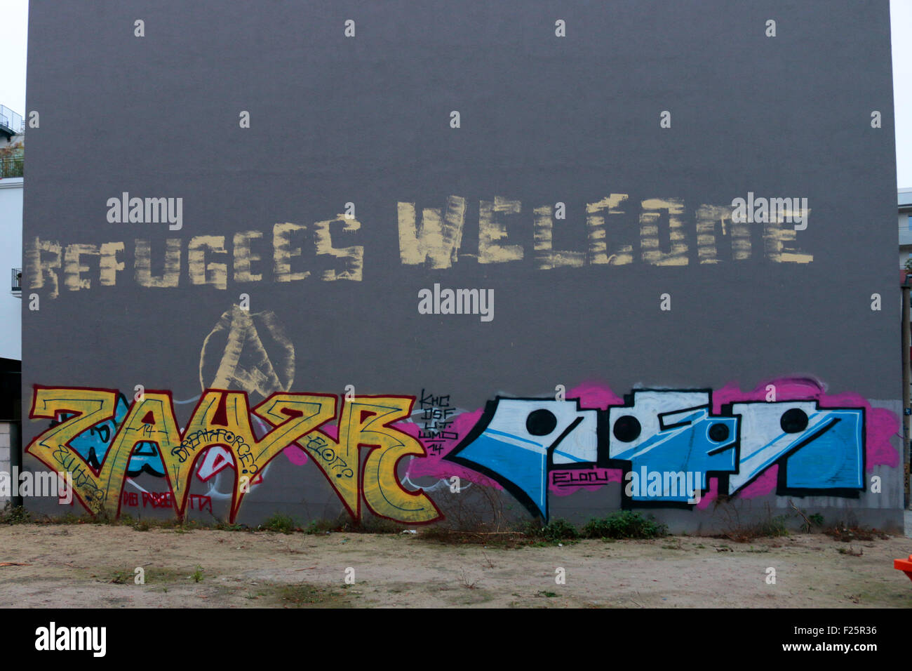 Graffity / Slogan: "Flüchtlinge willkommen", Berlin. Stockfoto