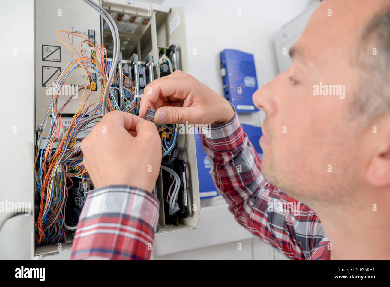 Elektriker ein Sicherungskasten reparieren Stockfotografie - Alamy