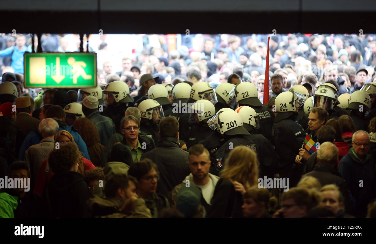 Polizei bewachen den Eingang zum Hauptbahnhof in Hamburg, Deutschland, 12. September 2105. Alle Züge wurden am Hauptbahnhof in Hamburg Samstag wegen Auseinandersetzungen gestoppt. Ein breites Spektrum an Gruppen protestierten gegen einen Marsch von Rechtsextremisten, die durch das Bundesverfassungsgericht Freitag verboten wurde. Es gab eine großen Polizeipräsenz. POTO: BODO MARKS/DPA Stockfoto