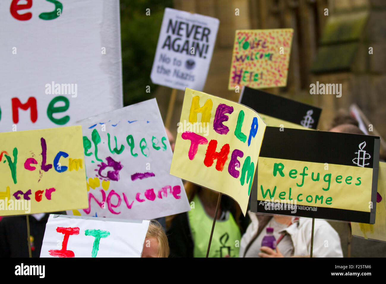 Handbemalte mehrfarbige Schilder, Begrüßungsbanner und Poster in Liverpool, Merseyside, Großbritannien 12.. September 2015. Refugees Welcome Rally. Ein nationaler Aktionstag, der als Reaktion auf Berichte über Flüchtlinge, die vor Krieg, Verfolgung, Folter und Armut fliehen und ihr Leben verlieren oder um einen sicheren Hafen kämpfen, aufgerufen wurde. Der nationale Aktionstag wird von Stop the war Coalition, Solidarity with Refugees, Stand Up to Racism, BARAC, Migrant Rights Network, People's Assembly, war on Want, Bewegung gegen Fremdenfeindlichkeit, Liebesmusik hasst Rassismus. Unterstützung des marsches von Asylbewerbern in der Innenstadt. Stockfoto