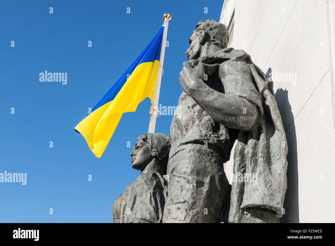 Ukrainische Flagge auf Verkhovna Rada Gebäude, befindet sich im Zentrum von Kiew, der Pechersk Raion, Ukraine Stockfoto