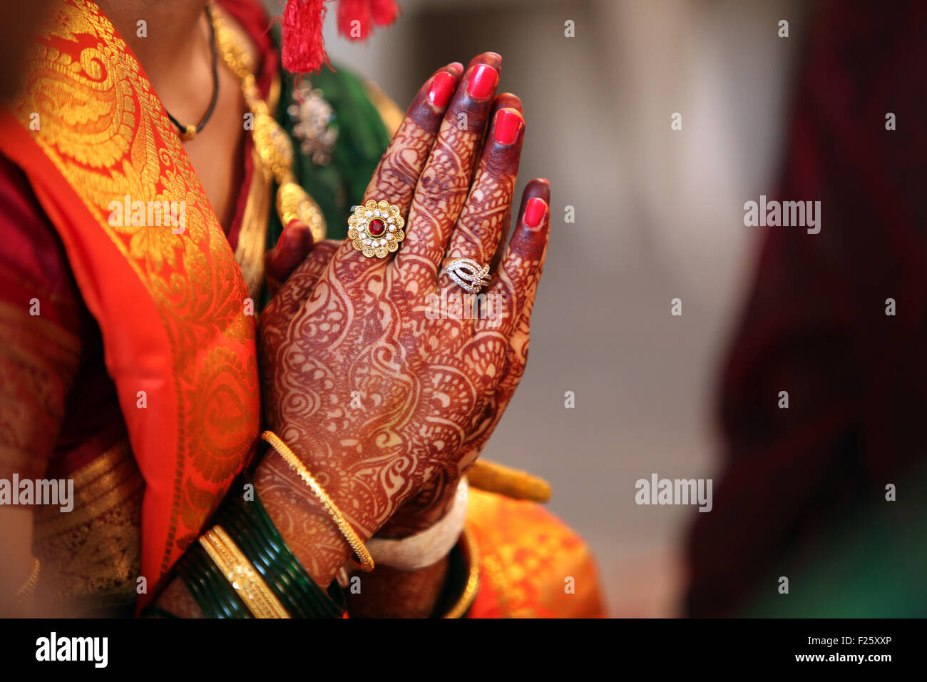 Ordner-Hände einer traditionellen indischen Braut in Hochzeitskleidung, beten während ihrer Hochzeit. Stockfoto
