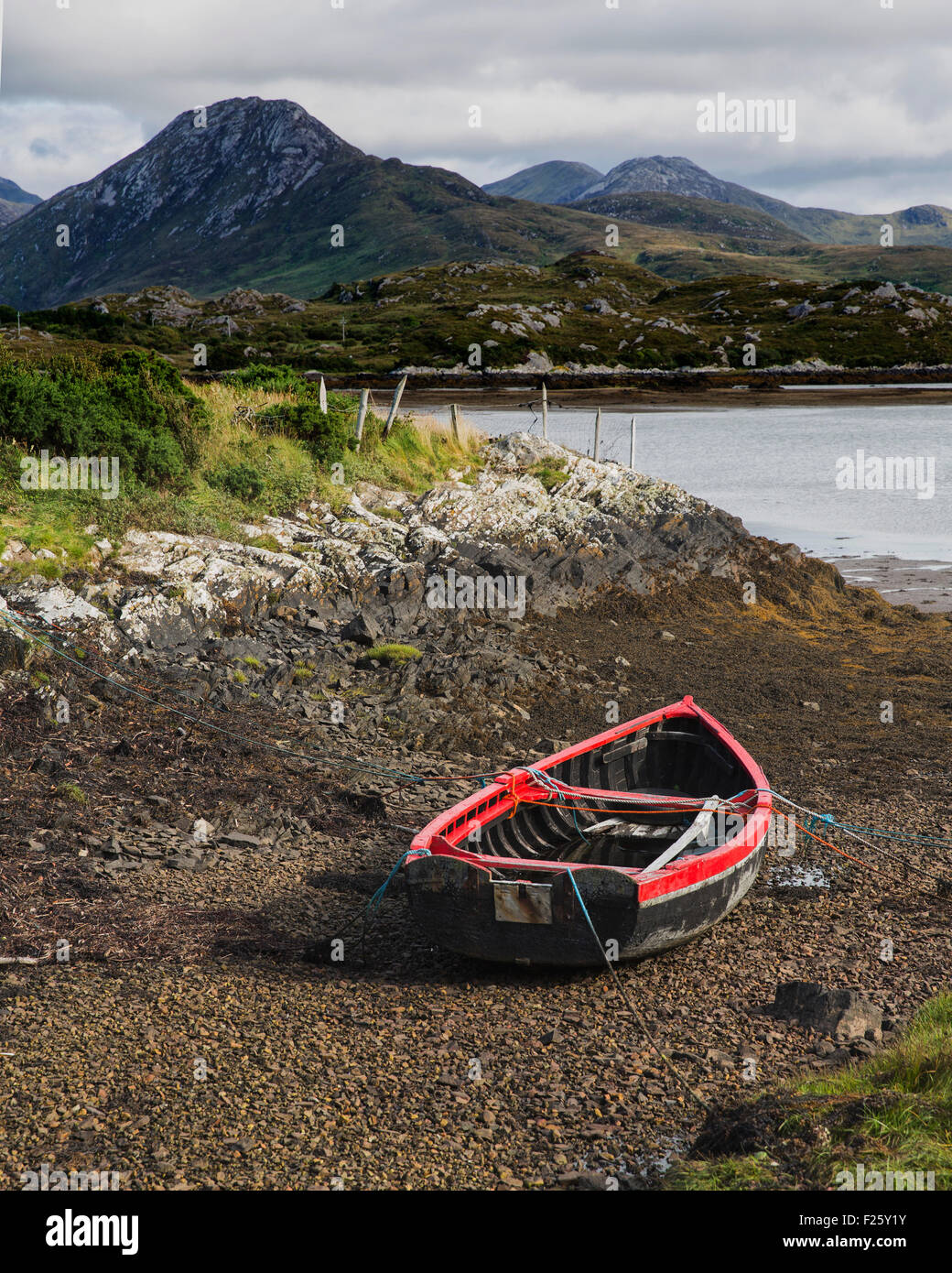 Currach oder Curragh am Ufer in Connemara, Irland Stockfoto