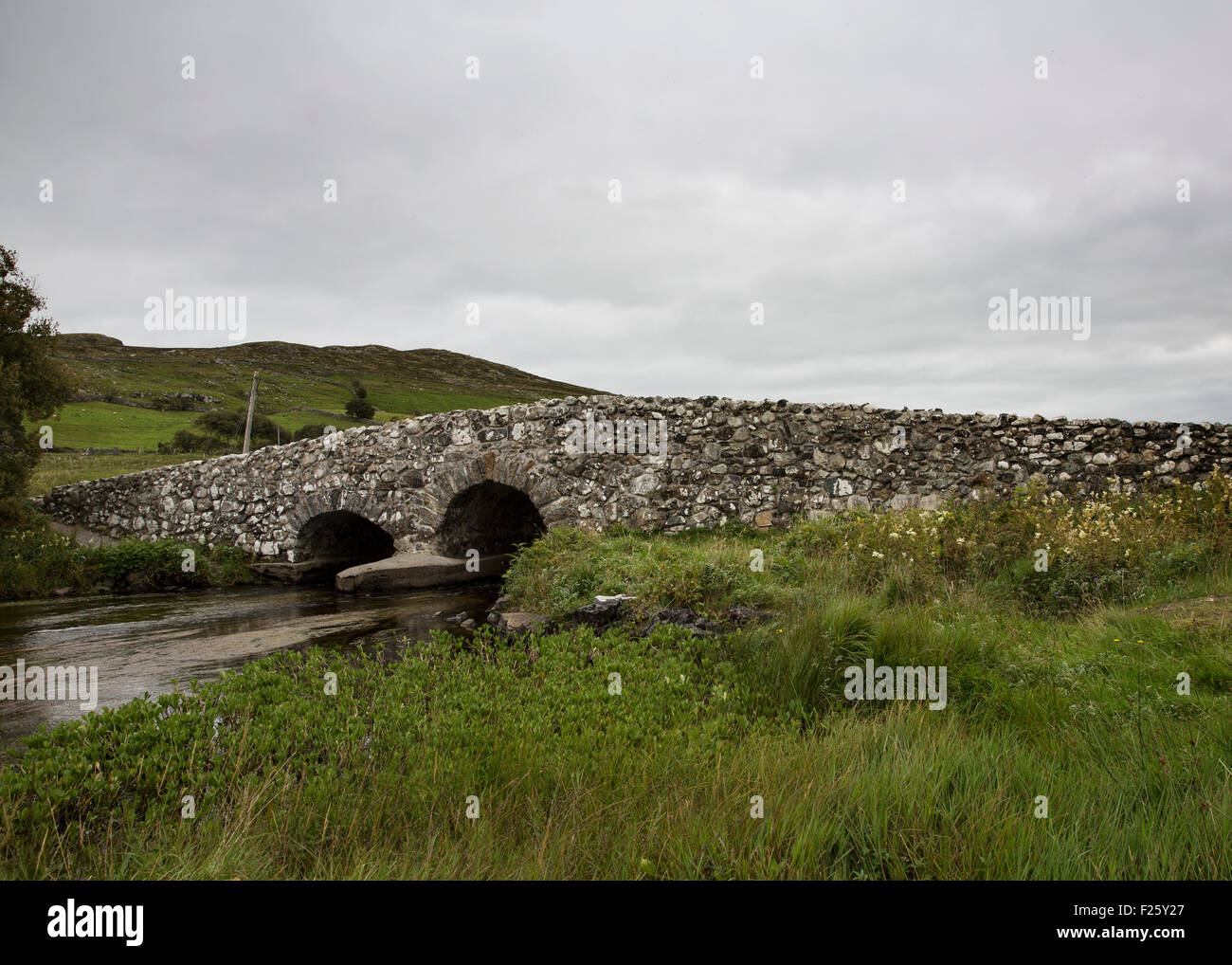 Der Stille Mann Brücke über den Owenriff River in Connemara, Irland Stockfoto