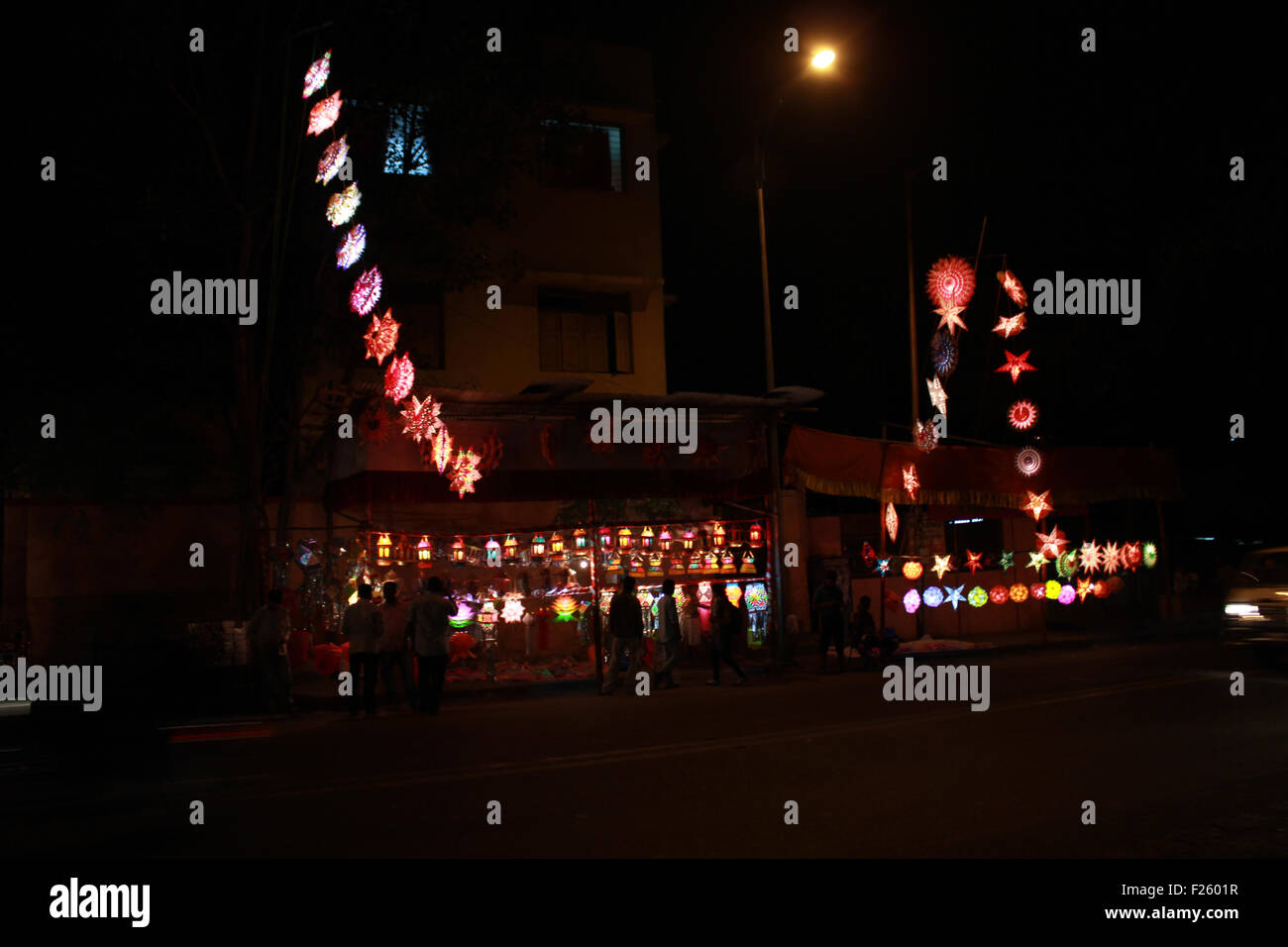 Straßenseite laden mit traditionellen Laternen anlässlich Diwali-fest in Indien Stockfoto